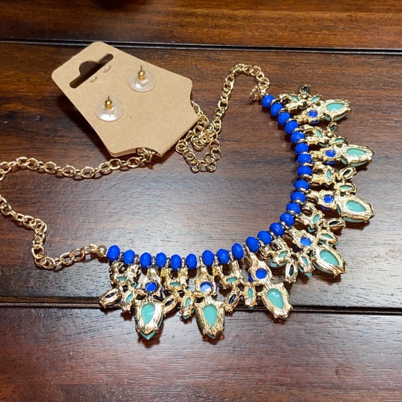 Vintage Sea Foam Green and Blue Chunky Bib Necklace with Matching Earrings - Picture 5 of 6